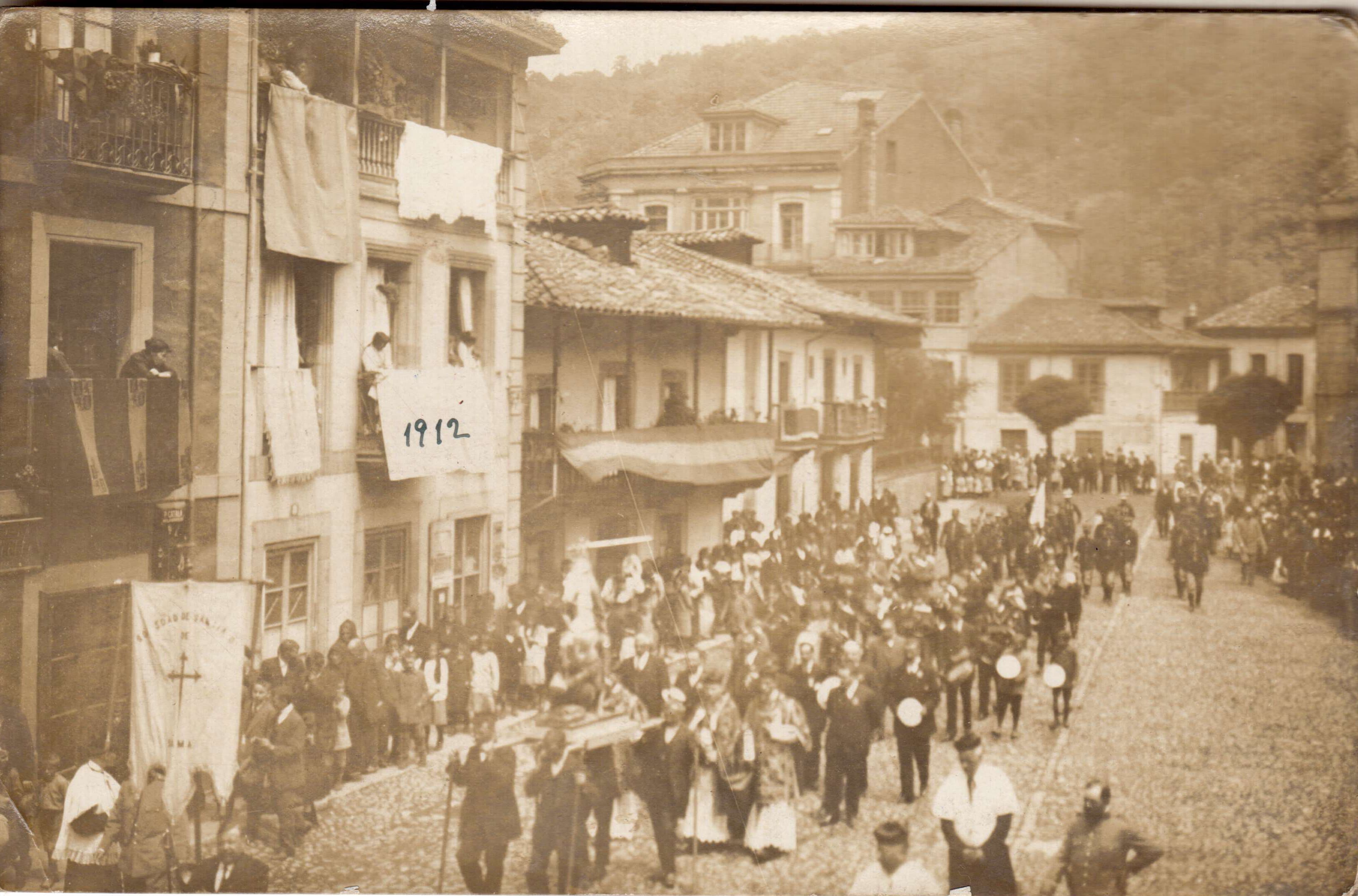 Procesión religiosa en Langreo, 1912