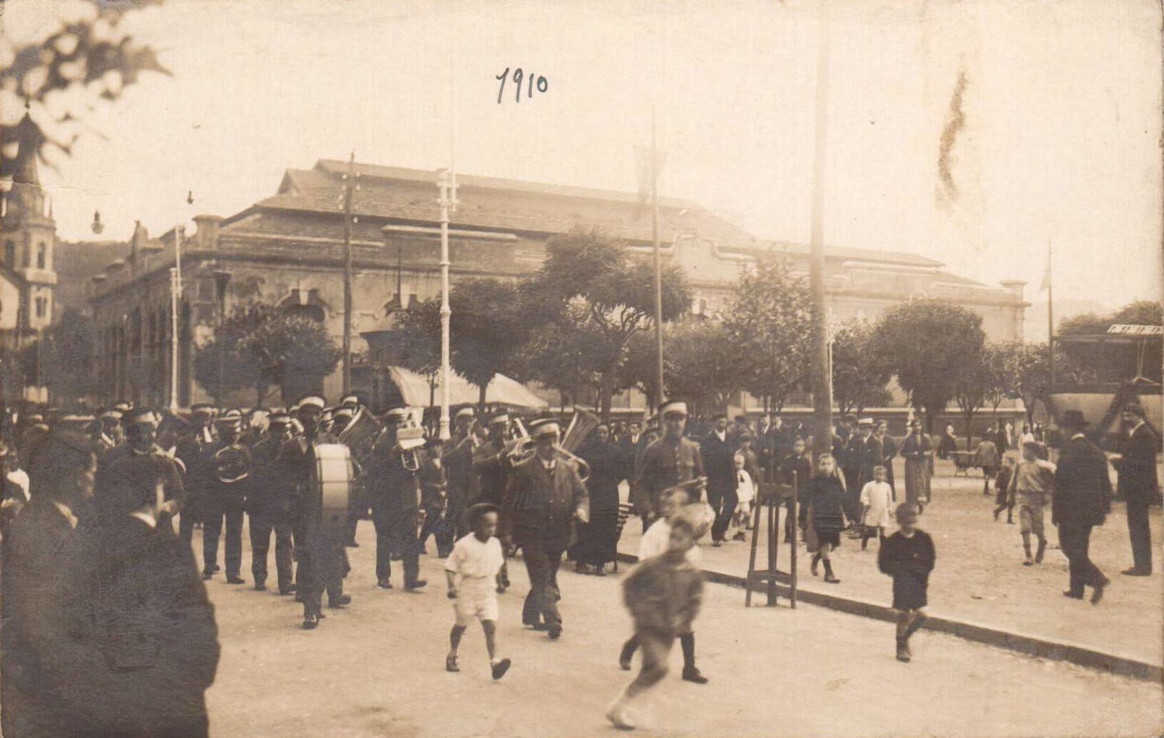 Concierto en la plaza, 1910